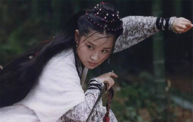 32岁演《笑傲江湖》任盈盈,穿长袖配短裤,50岁还少女感十足