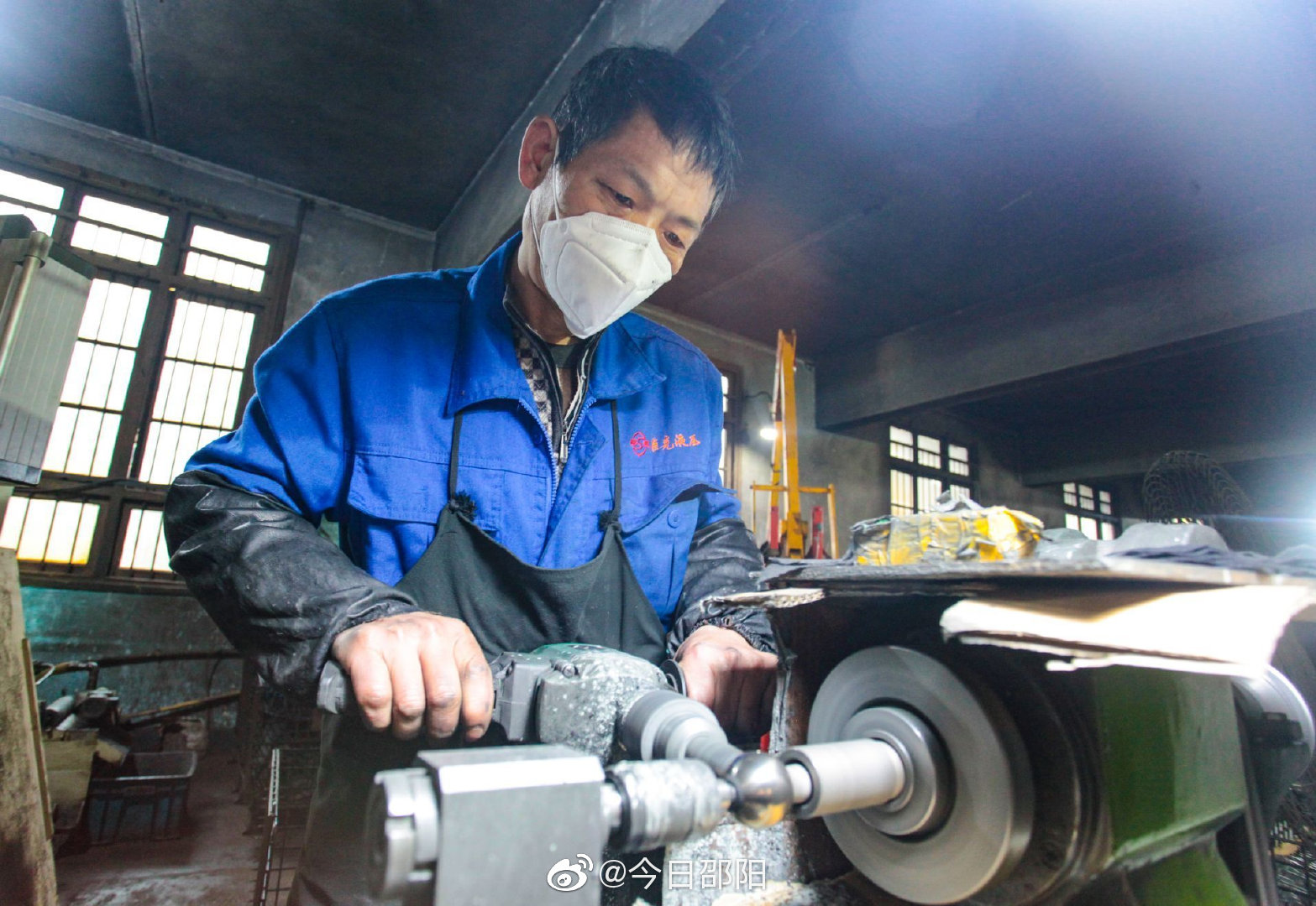 在邵阳维克液压生产车间里，戴着口罩的工人们正在有序开展各项工作