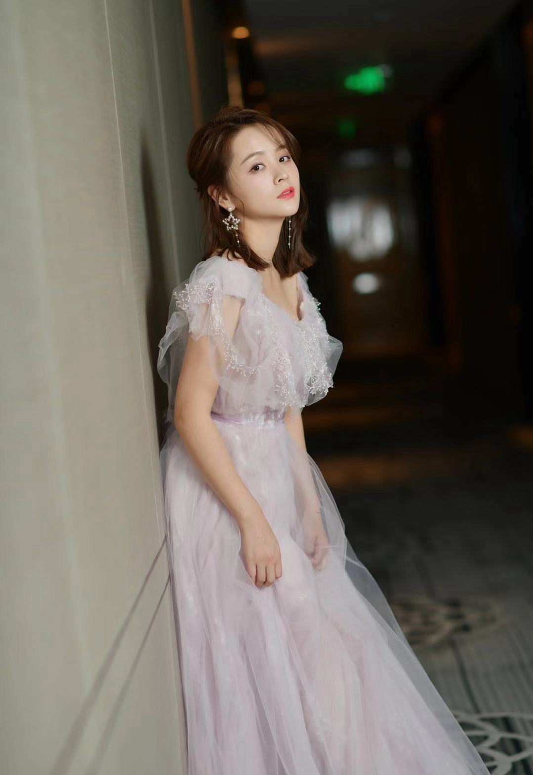 邓莎携儿子走红毯红裙惊艳纱裙唯美大麟子一身丝绒西装超帅气