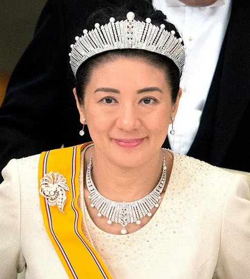 日本皇室举行年终会餐,纪子妃笑容寡淡,雅子妃面色红润!