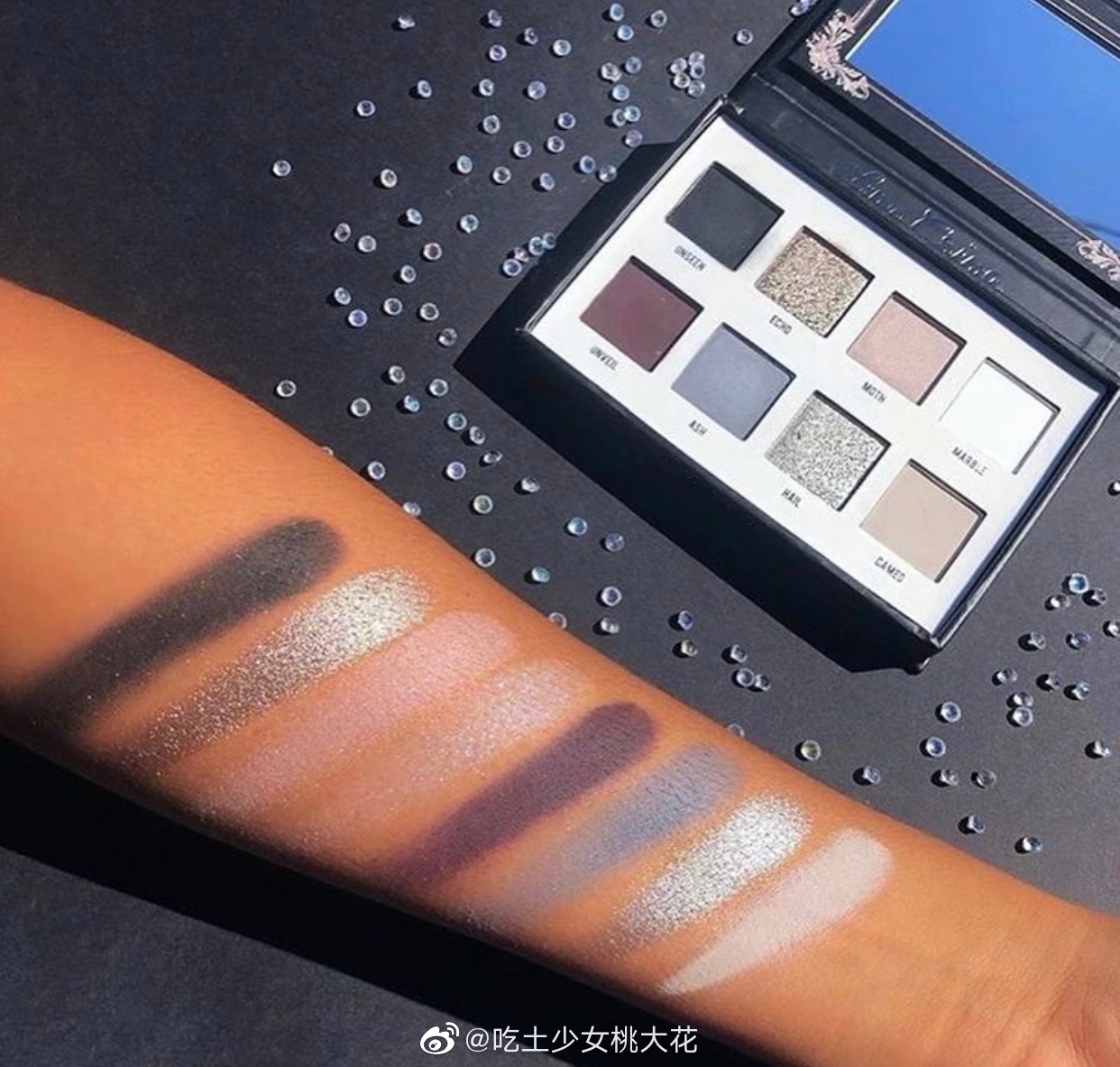 lime crime 新眼影盘 冷色调暗黑系风格你们喜欢吗?