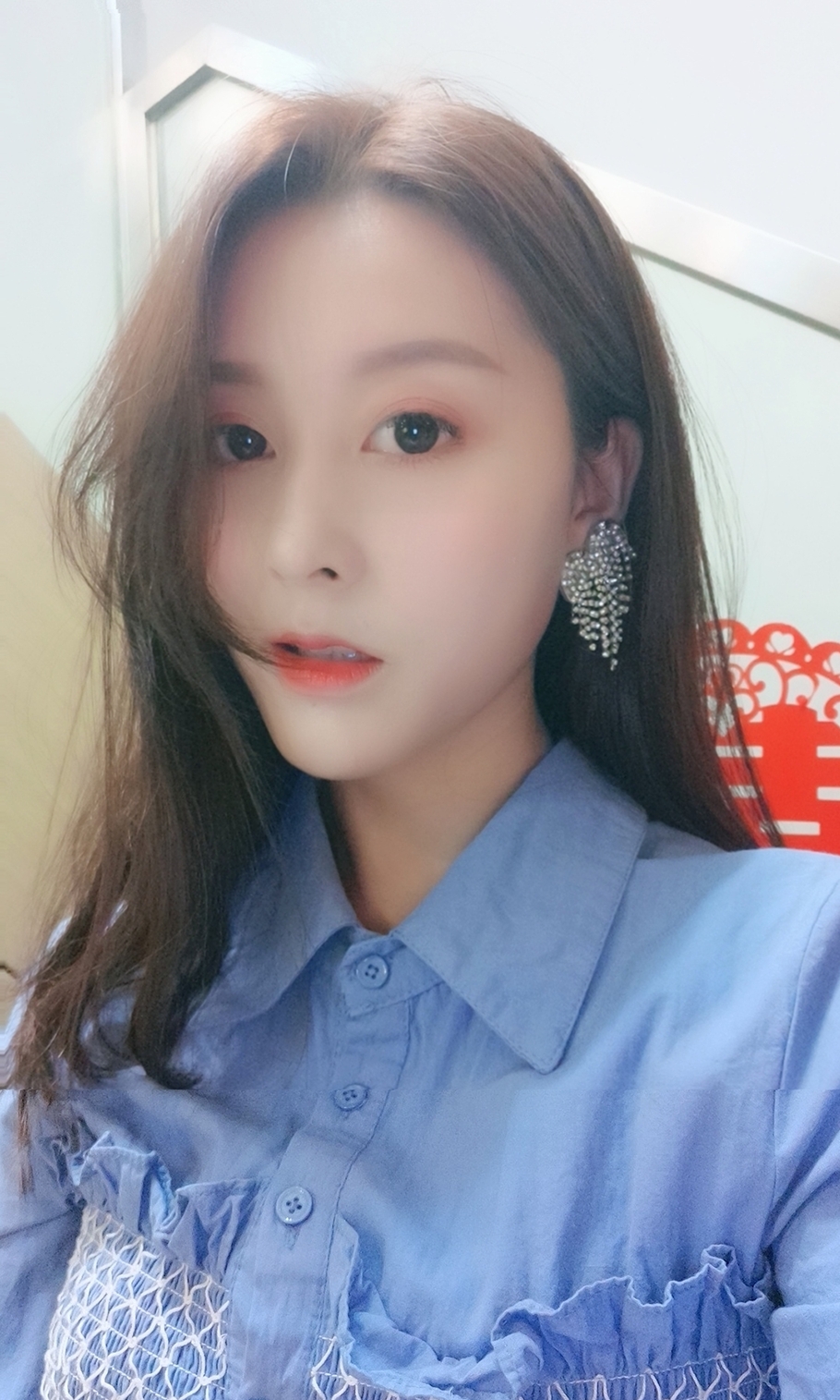 "嘎子"陪家人逛街,担任摄影师,大赞老婆又偷偷变漂亮了