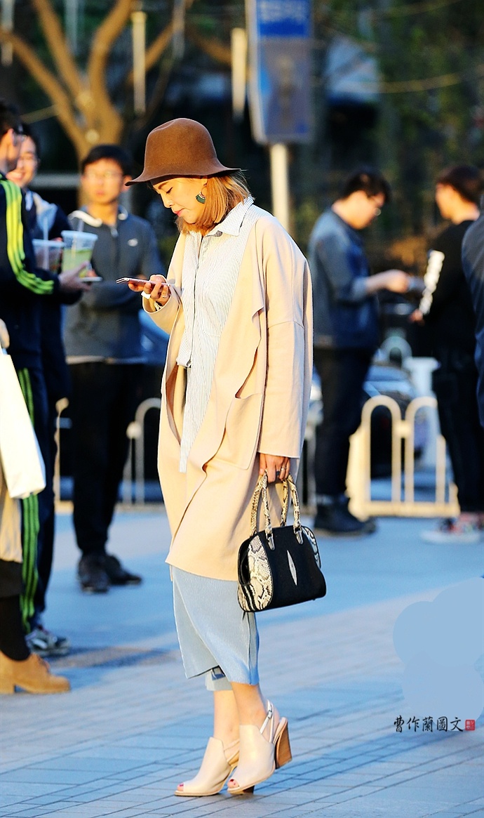 街拍美女选择鱼嘴口鞋子更有女人味儿