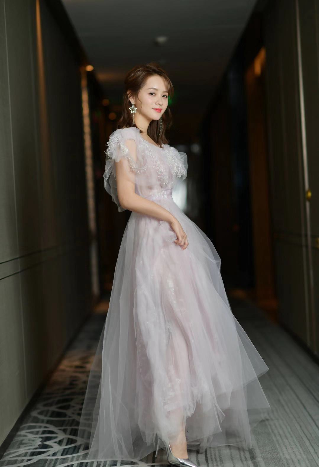 邓莎携儿子走红毯红裙惊艳纱裙唯美大麟子一身丝绒西装超帅气