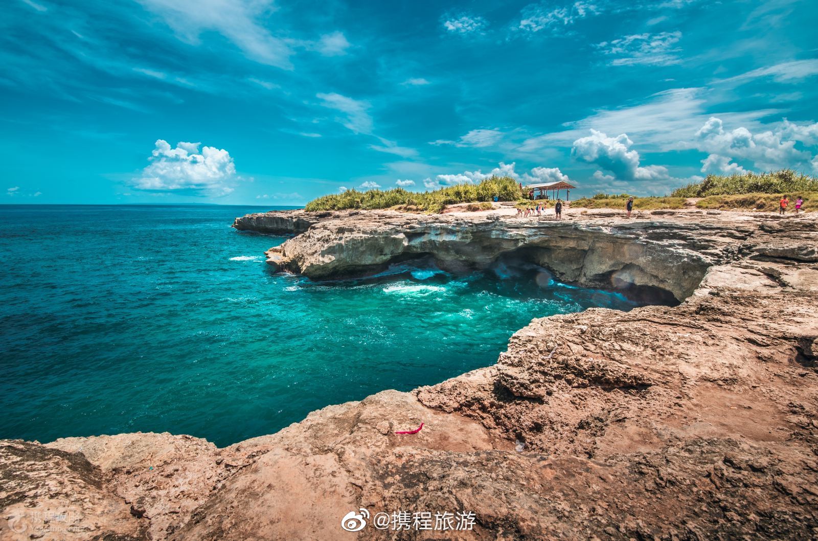 蓝梦岛(lembongan island)柔软幼白的沙滩,玻璃般透明的海水