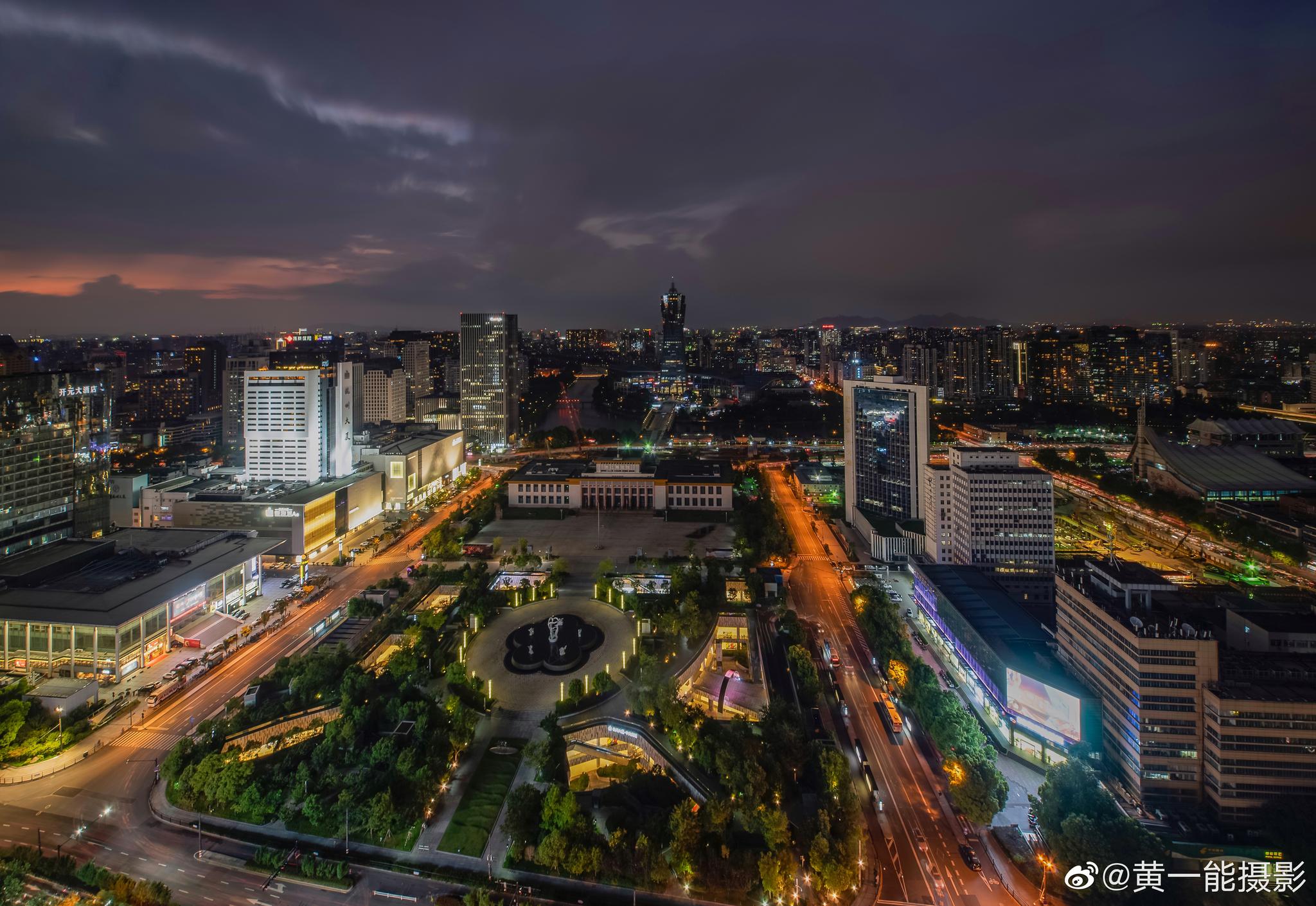 杭州老底子的市中心武林广场,广场周边重新建设的夜景 @杭州视觉部落