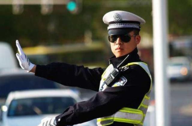 假人交警以假乱真,手持摄像头可不含糊,网友:开车要注意了!