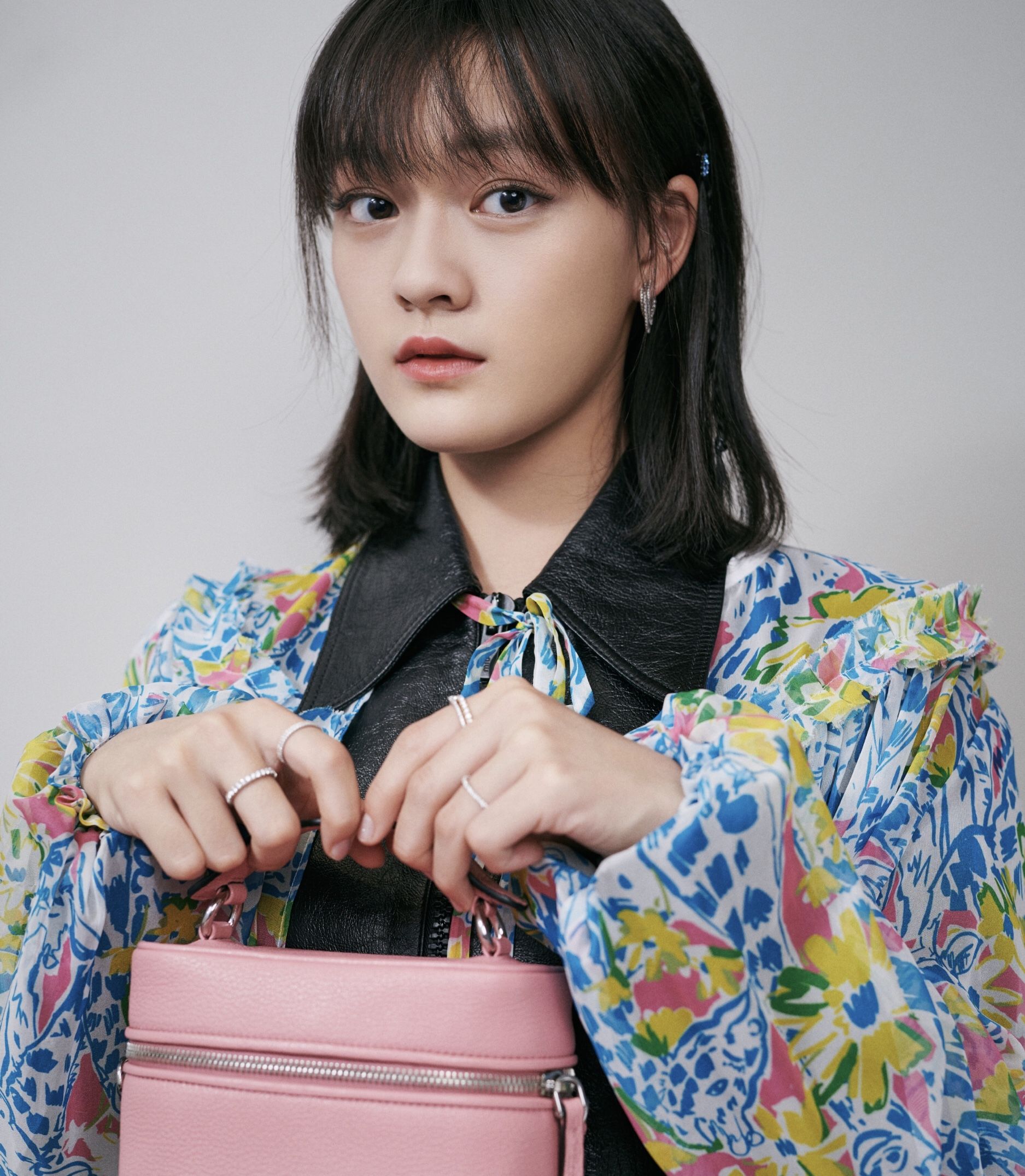 文淇这个14岁的小女孩更厉害,竟然早早地就因出演了电影《嘉年华》而