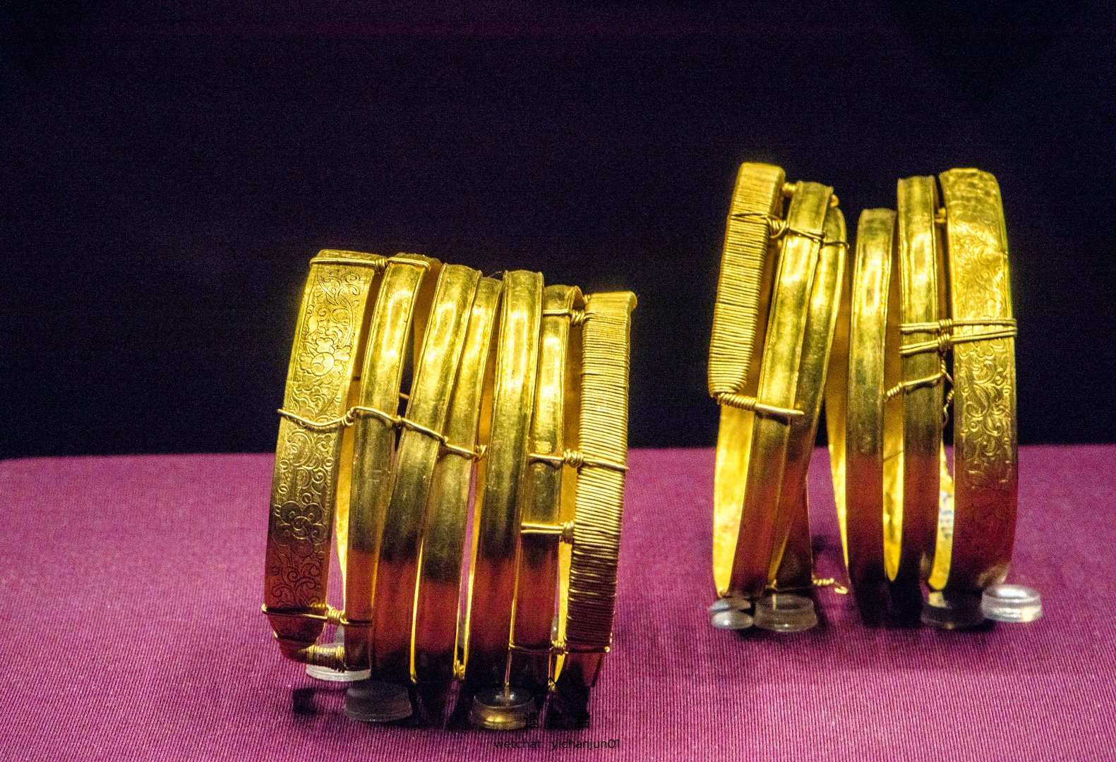 南京市博物馆藏· 明代刻牡丹莲花纹金臂钏