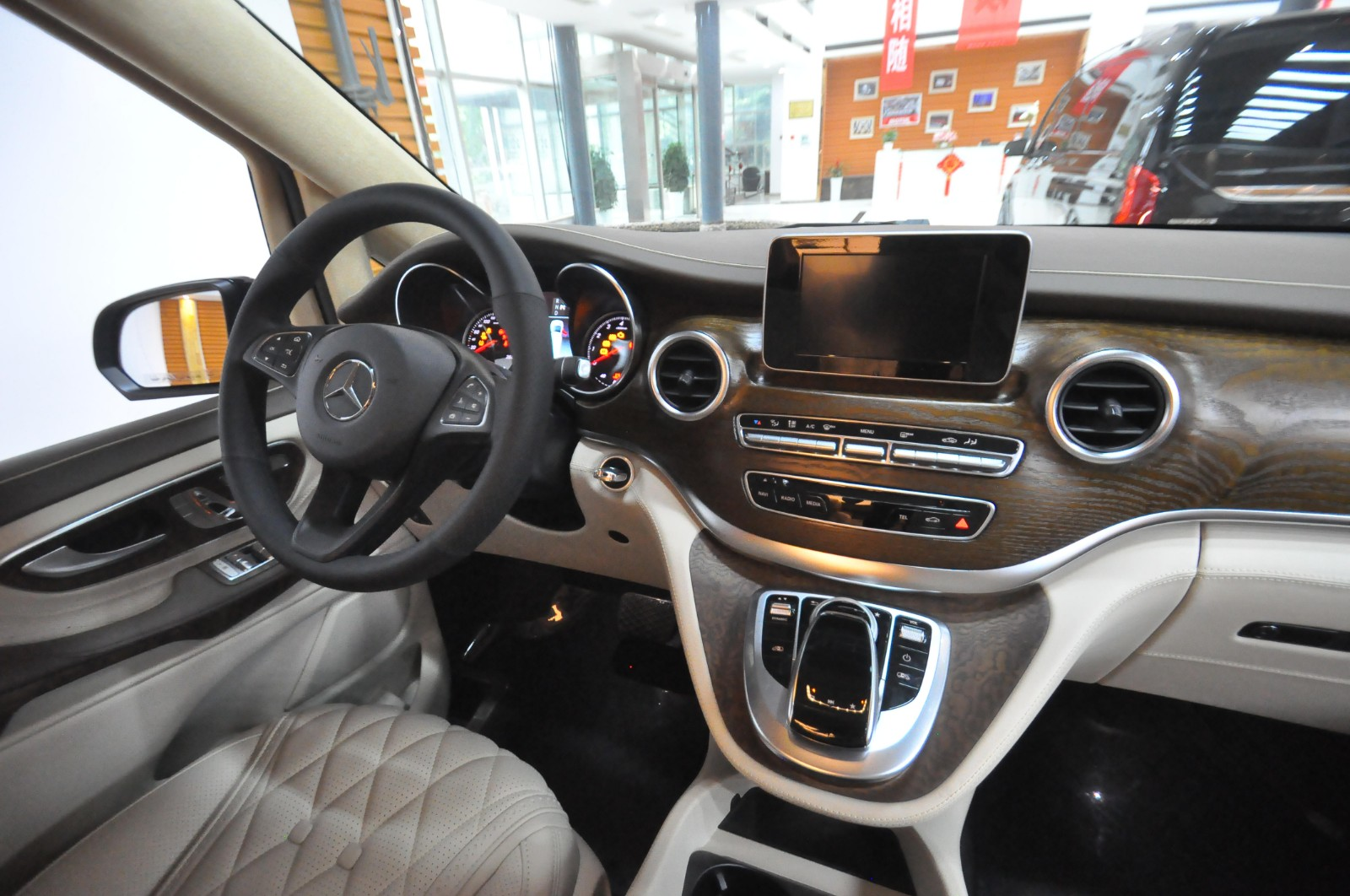 真皮包装了整个多功能方向盘,豪华岑木搭配咖色真皮包覆了整个中控台