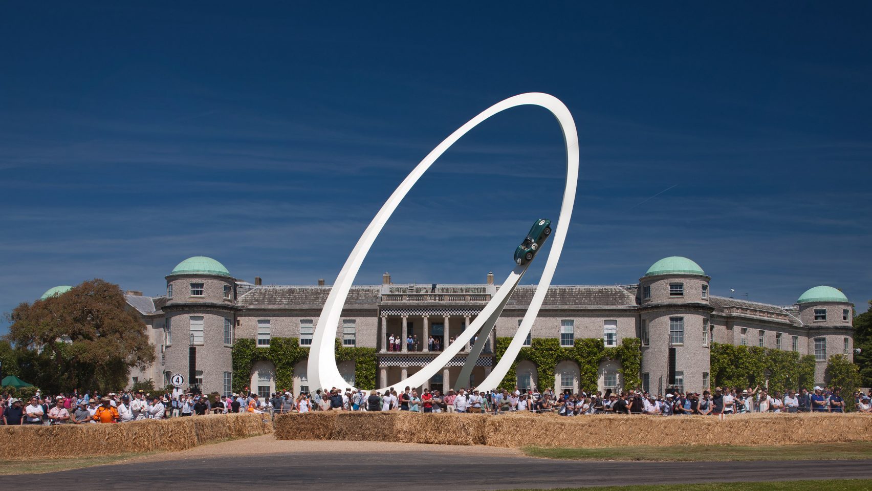 英国艺术家gerryjudah在古德伍德速度节上创作了一尊雕塑来