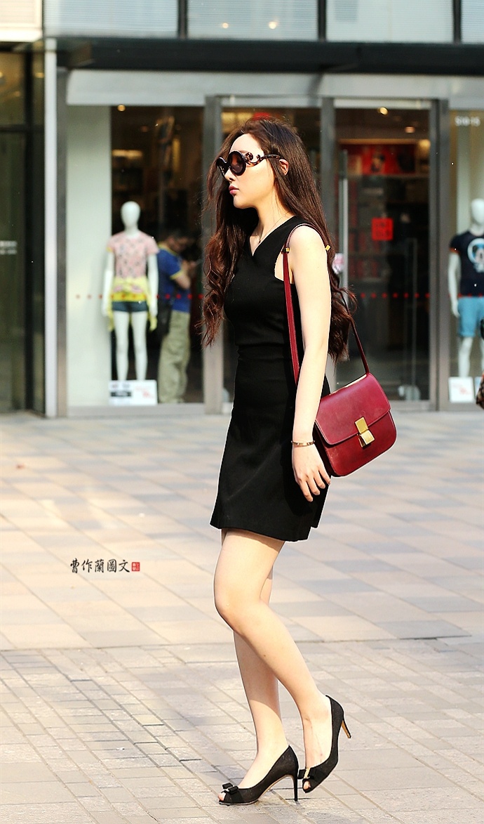 街拍美女选择鱼嘴口鞋子更有女人味儿