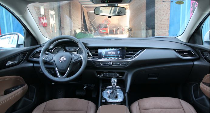 君威的价格都和轩逸差不多了！那这两款车该怎么选？