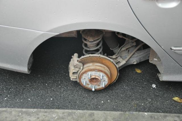 小区私家车被卸掉四个轱辘得知原因人人觉得活该居民自找的