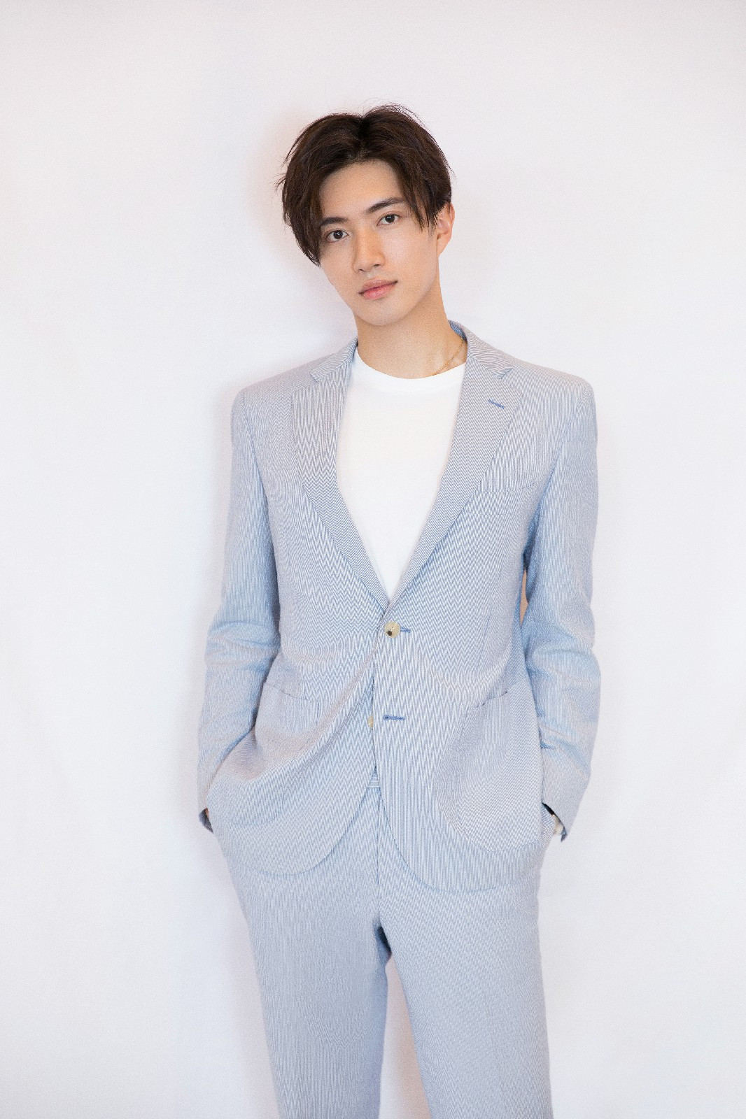 张博涵最新写真曝光俊郎少年如初夏阳光