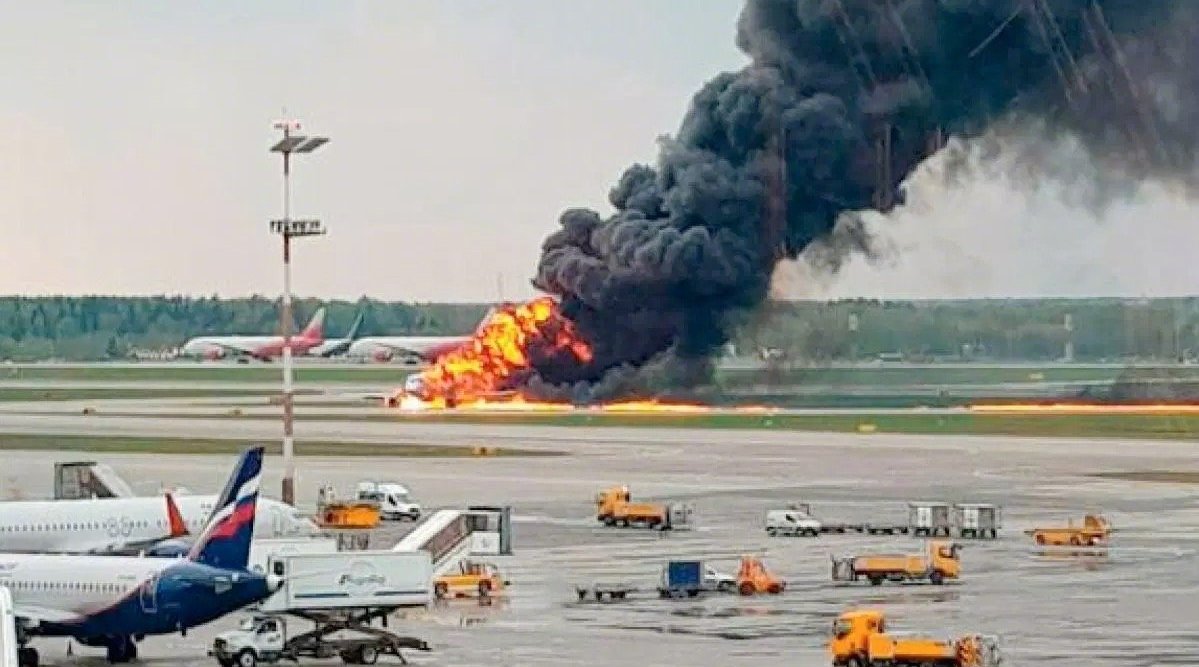 飞机降落爆炸图片