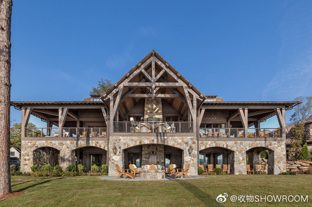 这座过渡性木结构房屋设有环绕式门廊,旨在利用其湖畔环境和山景