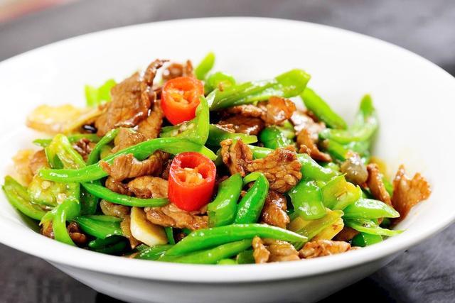 每一个川湘菜馆(甚至其他菜系)的小炒肉都做的不一样,味道千差万别.3.