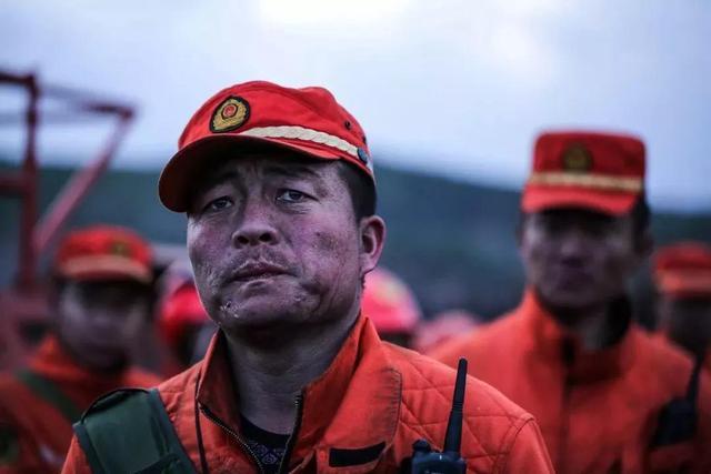 凉山救火英雄讲述生死瞬间:森林一分钟烧完,靠着坟墓休息