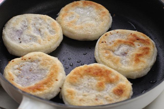 软糯香甜,简单美味的紫薯糯米饼就做好了,趁热食用好吃极了!