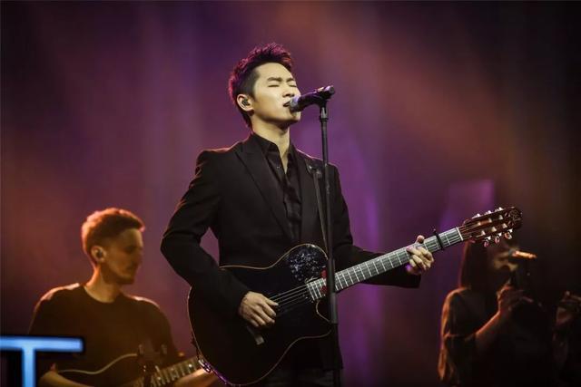 2017年,梁博带着自己的原创歌曲《男孩》重新回到了《我是歌手》的