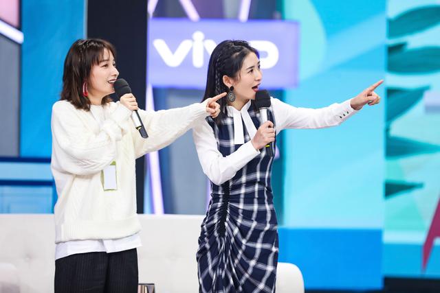 谢娜大秀美腿,穿白衬衫配格纹褶皱裙,同框吴昕动作神似姐妹花