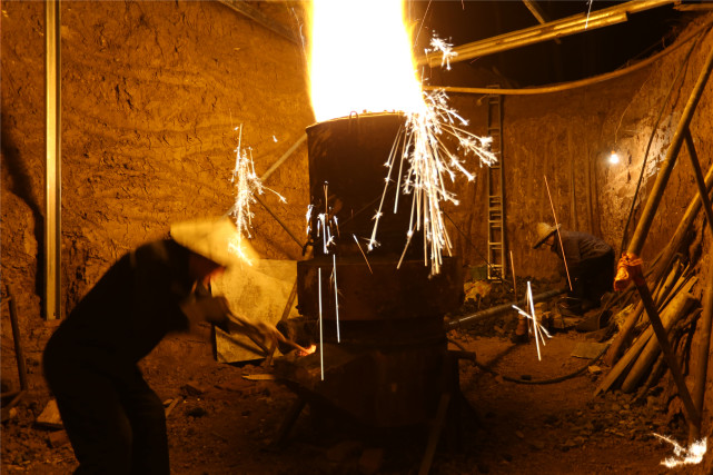 老乐山的打铁花表演是晚上七点左右,熔铁炉需要提前一个多小时预热