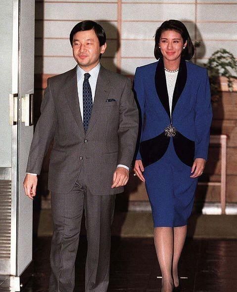 但执着的皇太子却没有放弃,直到1992年,雅子才接受了德仁的求婚.