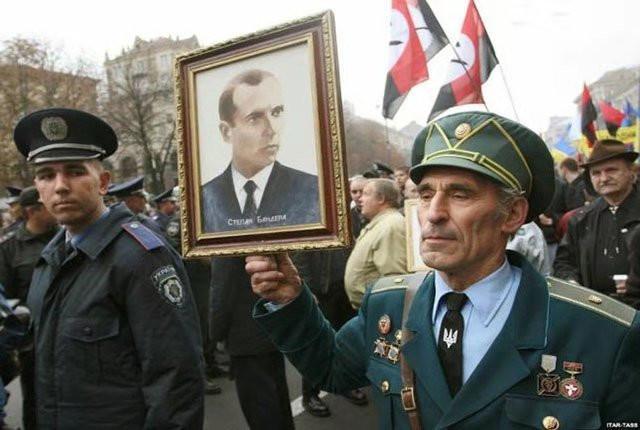 乌克兰士兵佩戴德国党卫军标志 而且就站在总统旁边