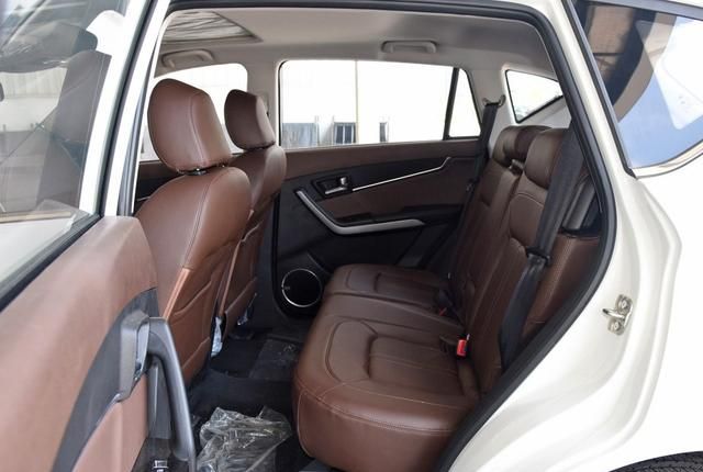 陆风x5:超大的空间是该车的一大亮点,座椅很软,乘坐感受很不错,足够大