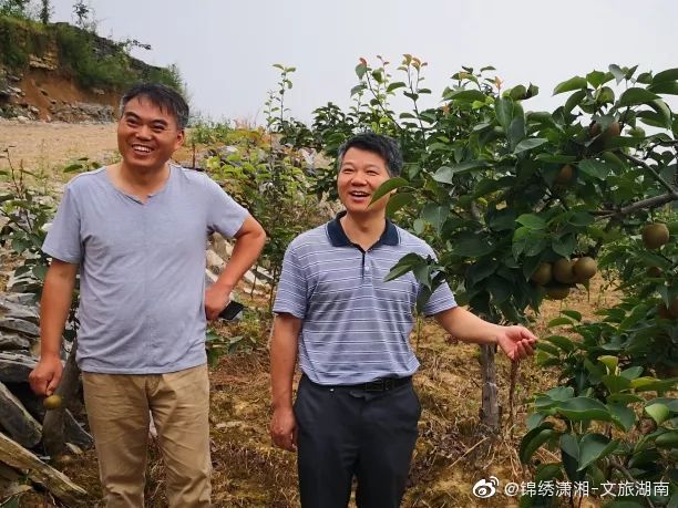 省文旅厅副巡视员喻树长在凤凰县麻冲乡竹山村开展结对帮扶活动