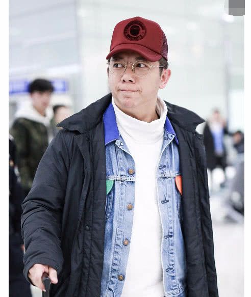 胡海泉独自现身机场,面对镜头心情不错,脸都圆了一圈过的还挺好