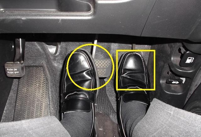 踩刹车时踩不踩油门