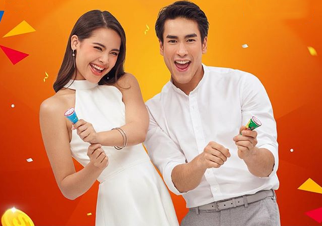 泰星nadech和yaya同框玩直播互动太甜恩爱秀的全场尖叫