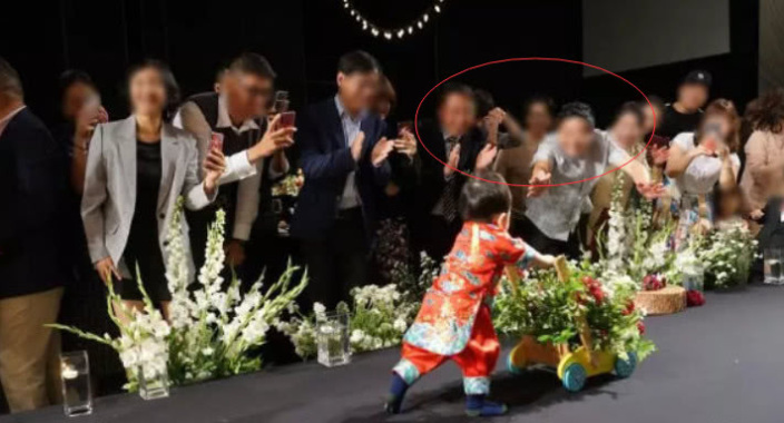 秋瓷炫在婚礼上跪地向于晓光求婚,儿子正面照曝光越长越像妈妈