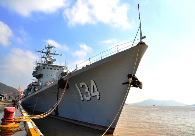 新世纪快20年了我军却还在用一款老军舰,中华神盾数量已超越她?