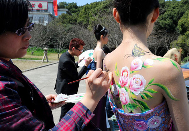 她在皮肤上画件衣服就上街健身都没穿帮网友不忍直视