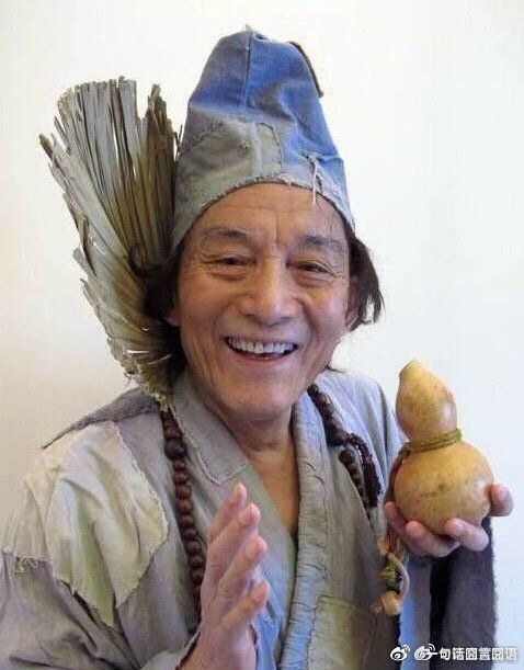 "济公爷爷"现身高铁,列车员请其签字,没想到他却写了一页纸