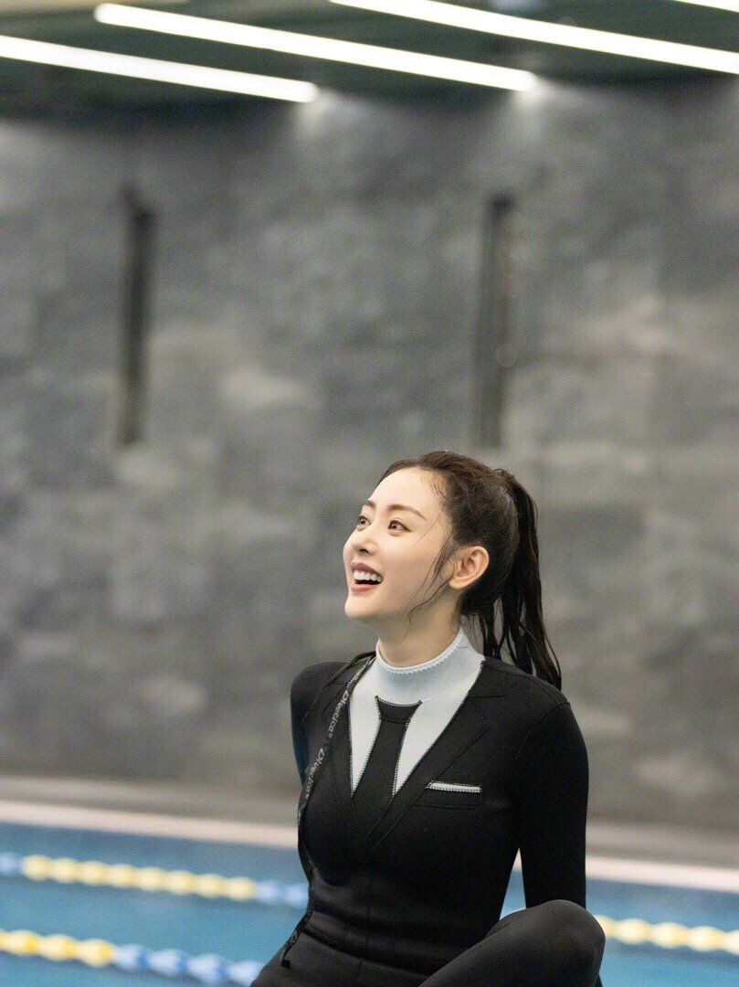 《哎呀好身材》张天爱 穿黑色西装连体泳衣挑战水上瑜伽这身