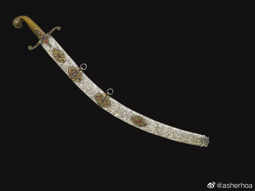 这件18-19世纪的土耳其弯刀,镶嵌了黄金宝石,全长89.8厘米|土耳其|弯刀|宝石_新浪新闻