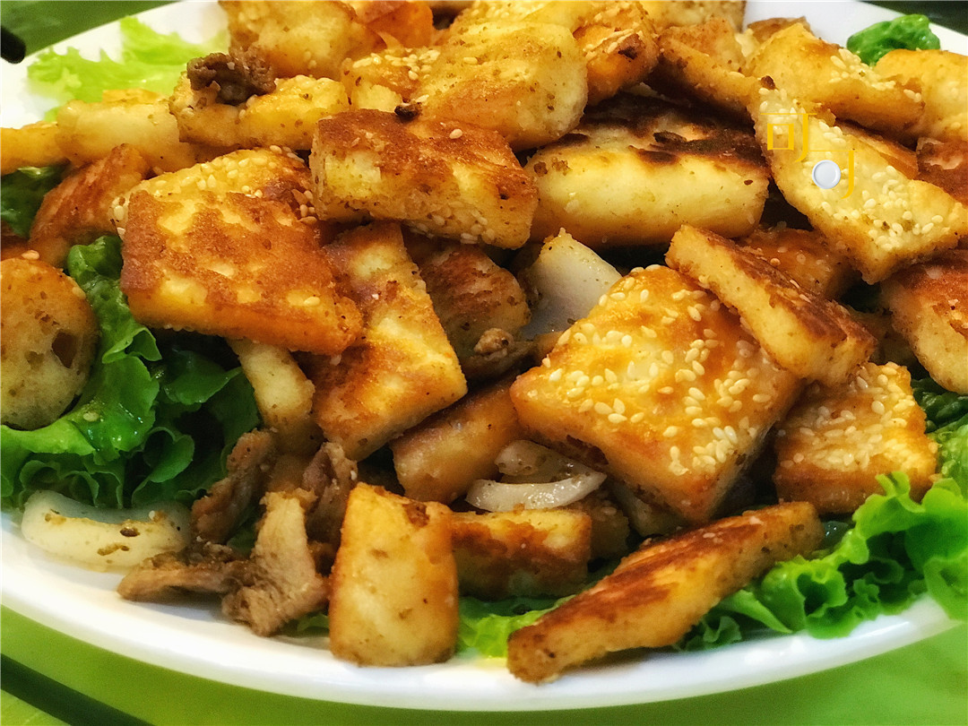 新疆游的最后一顿晚餐,羊肉炒馕非常好吃,团队餐也能找出乐趣