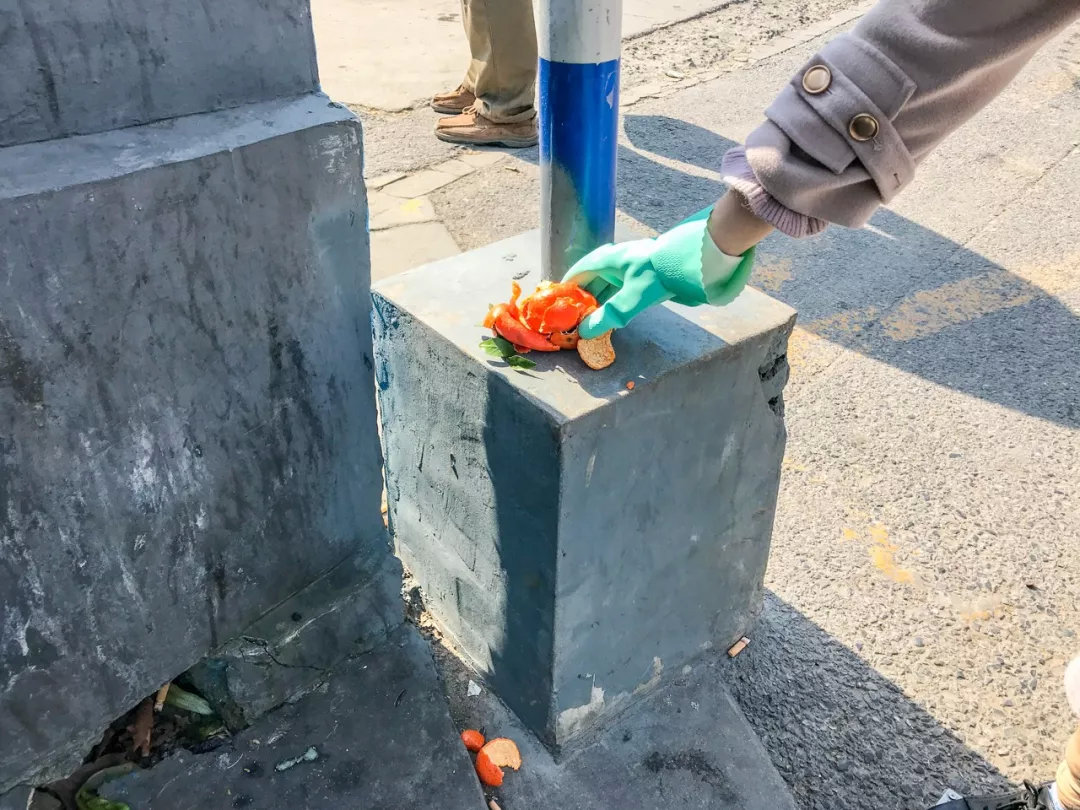 摆在石墩上的橘子皮;贴在护栏上的小广告;这期间,我们遇到了飘在地上