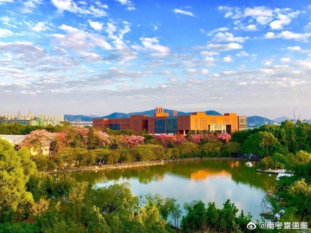 广州大学华软软件学院的粉色花海 太美腻了惹