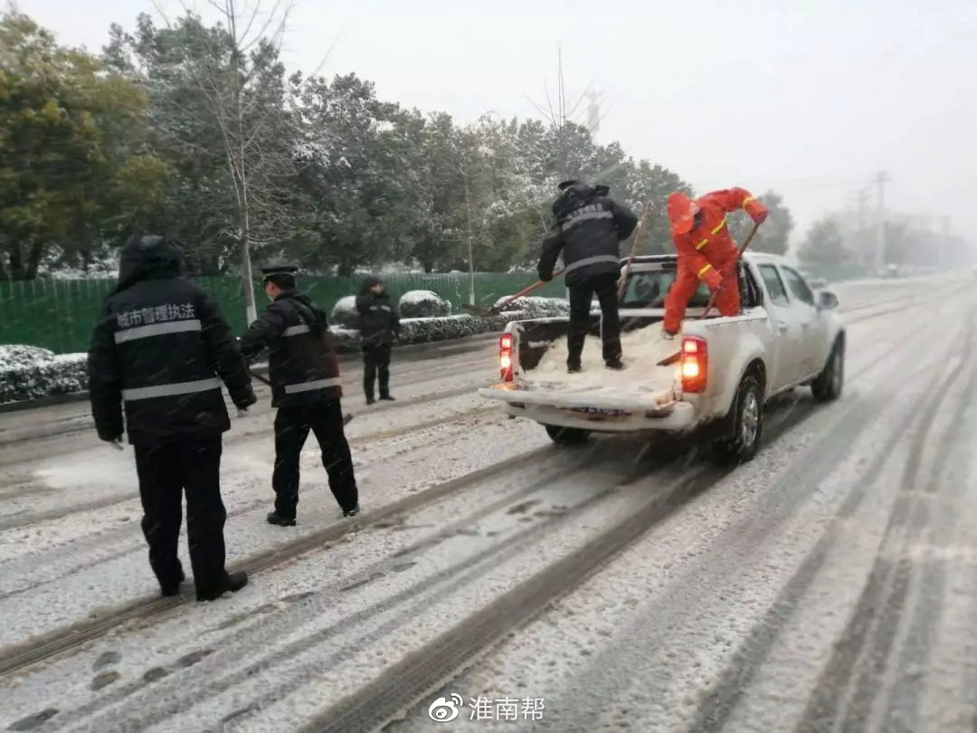 淮南城管环卫夜战风雪除积雪保畅通