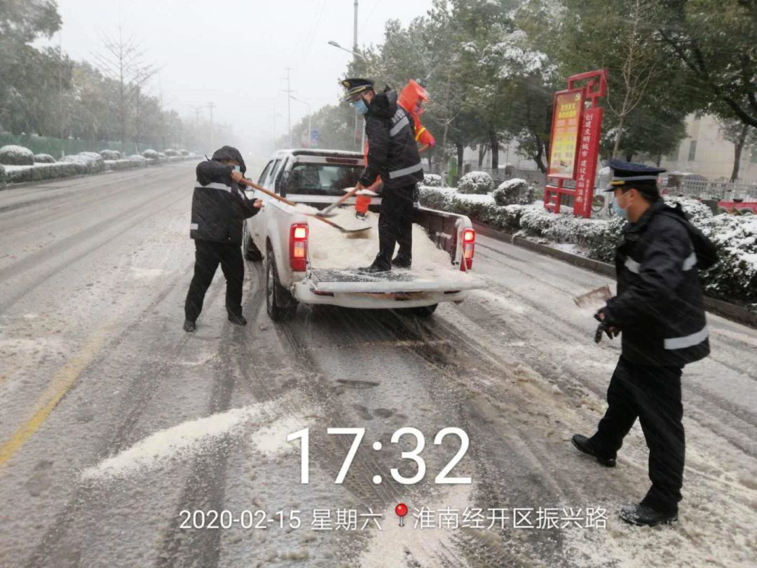 淮南城管环卫夜战风雪除积雪保畅通