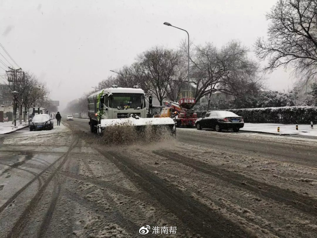 淮南城管环卫夜战风雪除积雪保畅通