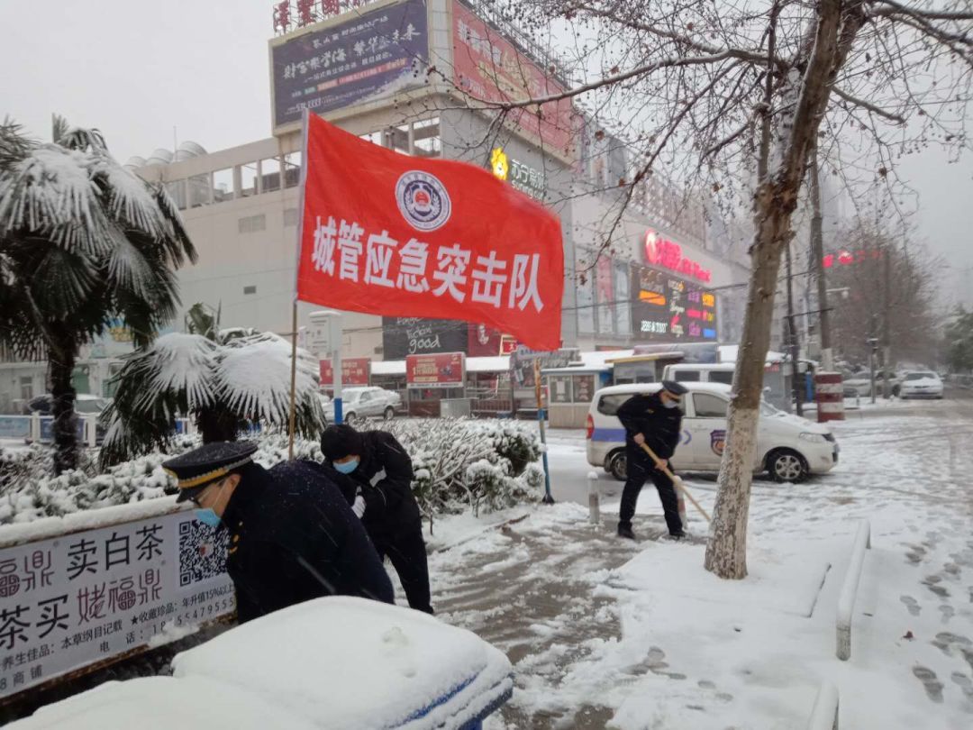 淮南城管环卫夜战风雪除积雪保畅通