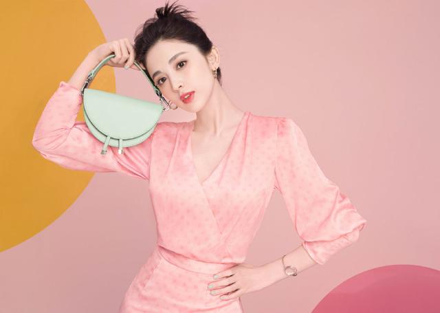 古力娜扎真自带少女感,27岁穿吊带裙拿粉色包包,大写的甜美