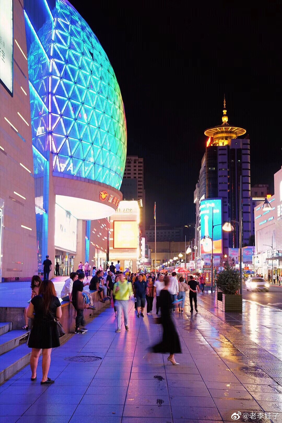 雨后的重庆路依然十分热闹,隔离于纷扰的世界之外