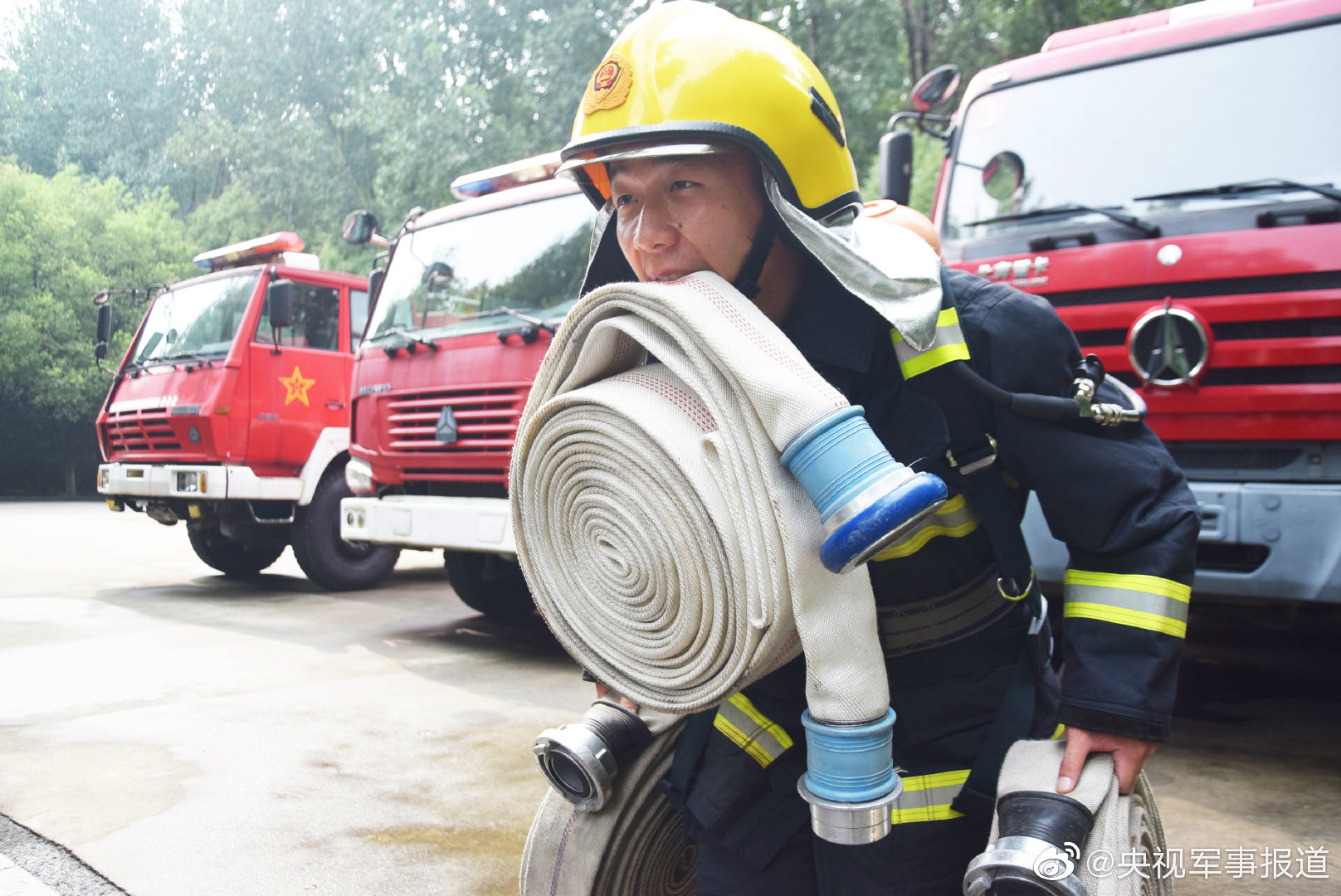 用镜头记录消防兵